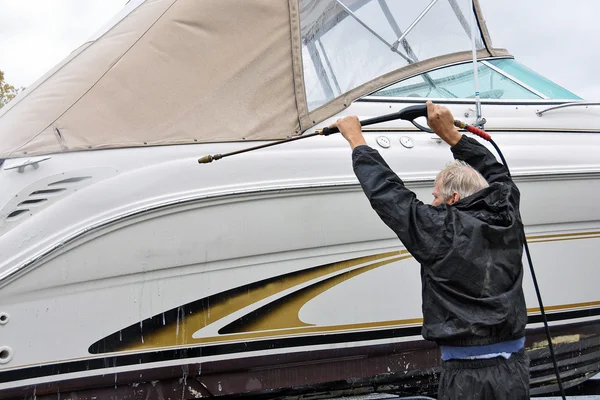 Uomo pulizia scafo barca a motore — Foto Stock