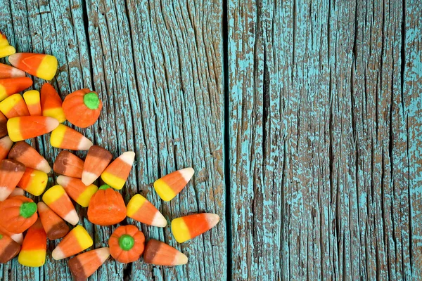 Candy corn op turquoise schuur hout — Stockfoto