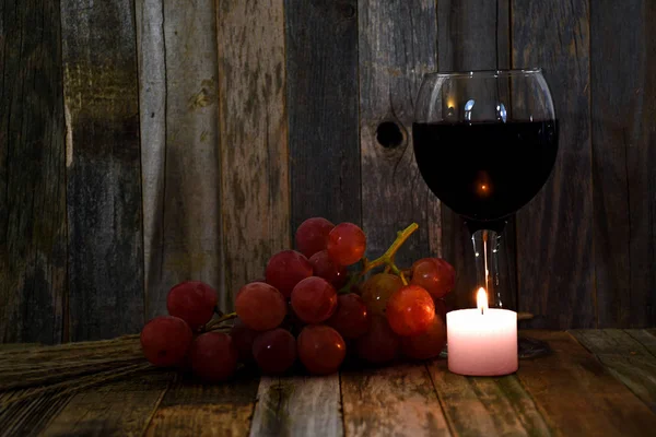 Vino tinto y uvas sobre madera —  Fotos de Stock