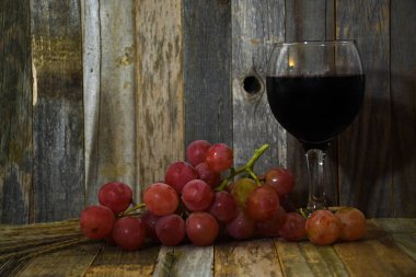 Kırmızı şarap ve üzüm.