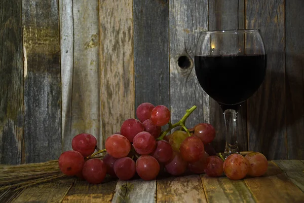 Kırmızı şarap ve üzüm.