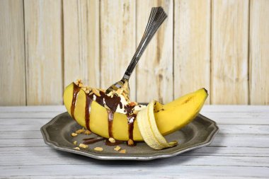 Muzlu dondurma dondurma ve kalay plaka üzerinde fındık ile