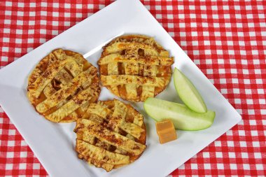 kare beyaz tabakta elmalı turta tanımlama bilgileri