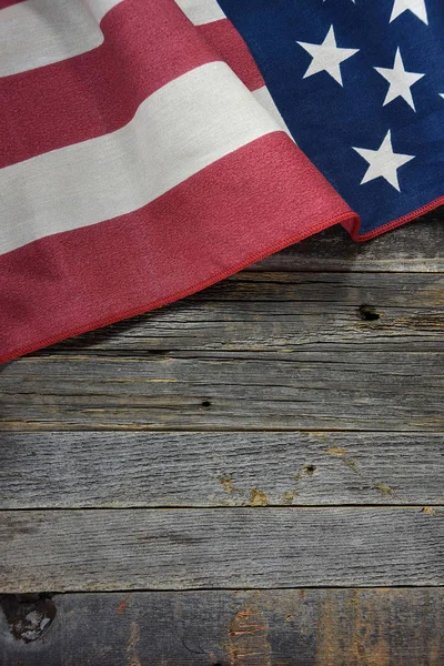 Bandera americana sobre madera rústica — Foto de Stock