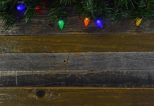 Kerstverlichting op schuur hout — Stockfoto