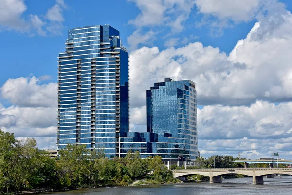 Ουρανοξύστες στην όχθη ποταμού σε μεγάλα ορμητικά σημεία ποταμού Μίτσιγκαν — Φωτογραφία Αρχείου