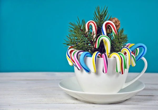 Bastoncini di zucchero natalizio e pino in tazza — Foto Stock