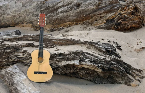 Guitarra de seis cordas na praia — Fotografia de Stock