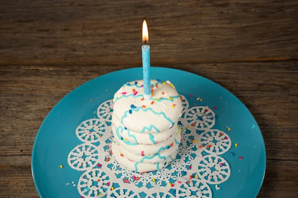 Candela di compleanno su biscotti da zucchero — Foto Stock