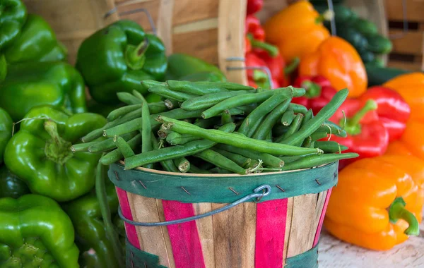 青刀豆和辣椒在市场 — 图库照片