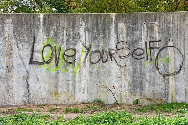 Inspirerande graffiti på cement Wall — Stockfoto