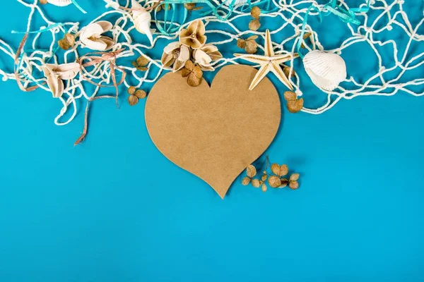 Corazón de papel marrón con conchas marinas —  Fotos de Stock