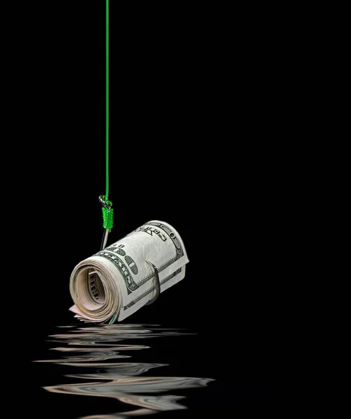 Dinheiro em gancho de peixe com reflexão de água — Fotografia de Stock