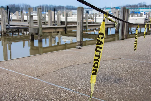 Cinta de precaución en puerto deportivo — Foto de Stock