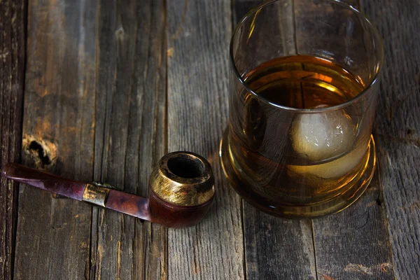 Glass of whisky with smoke pipe — Stock Photo, Image