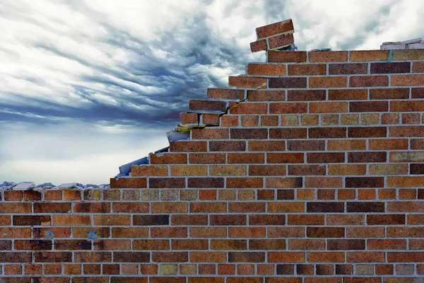 Muro di mattoni rotto con cielo tempestoso — Foto Stock