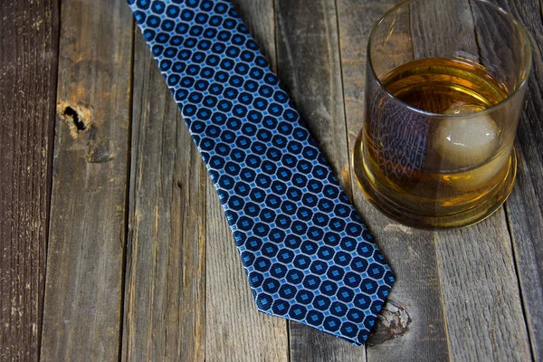 Corbata azul con bebida de whisky — Foto de Stock
