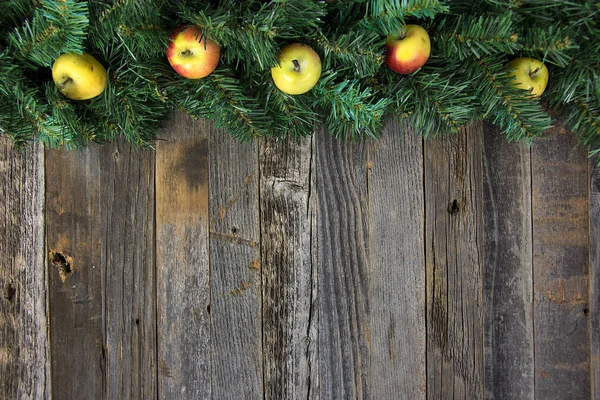 Manzanas en guirnalda de pino de Navidad —  Fotos de Stock