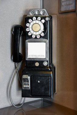 eski ödeme telefon kulübesinde
