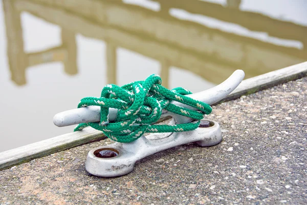 Green rope wrapped around cleat — Stock Photo, Image