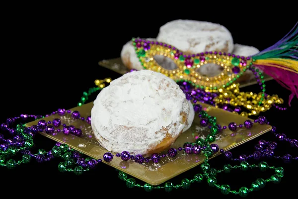 Fat Tuesday paczki with party beads — Stock Photo, Image