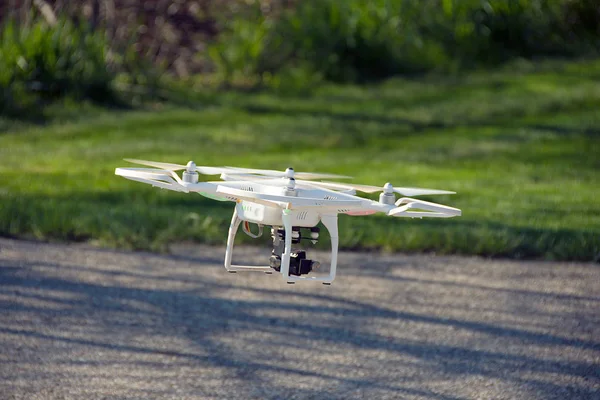 Drone hovering over street — Stock Photo, Image