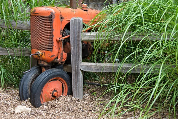 Oude oranje boerderij trekker — Stockfoto