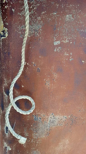 Seil hängt an korrodiertem Metall — Stockfoto