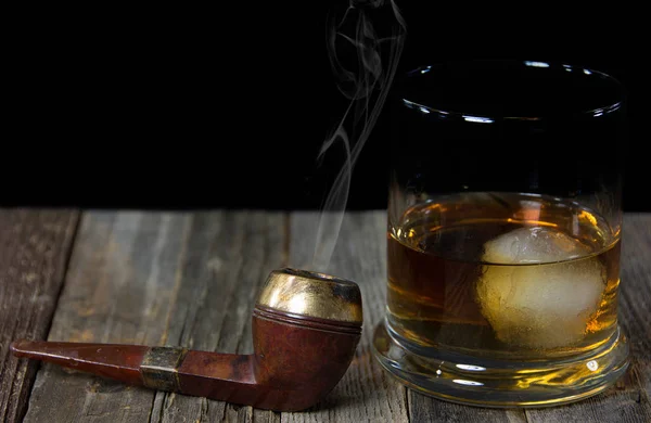 Vintage smoking pipe with whiskey — Stock Photo, Image