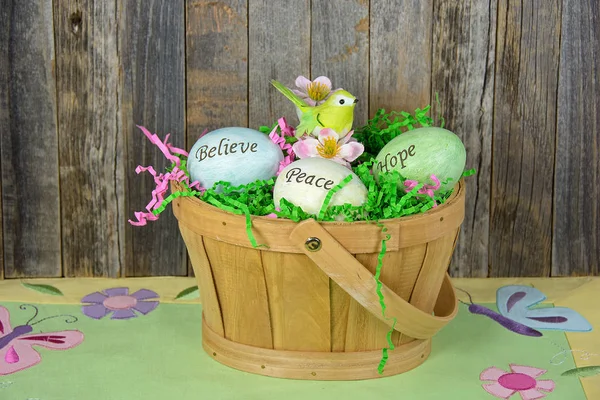 Inspiration Easter eggs in wooden basket — Stock Photo, Image