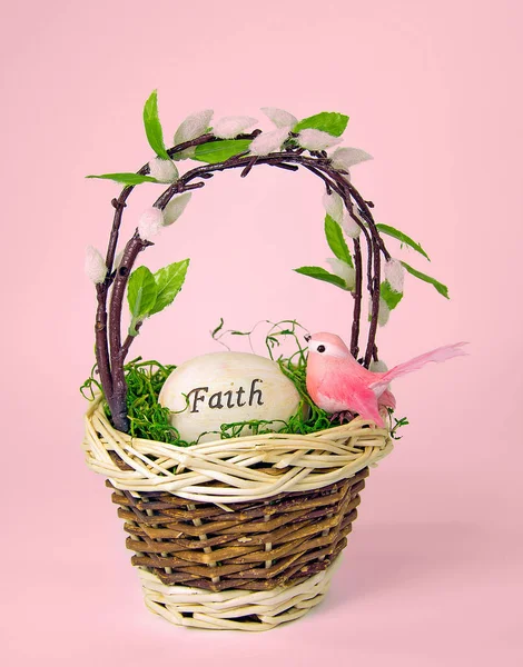 Palabra fe en huevo de Pascua en cesta — Foto de Stock