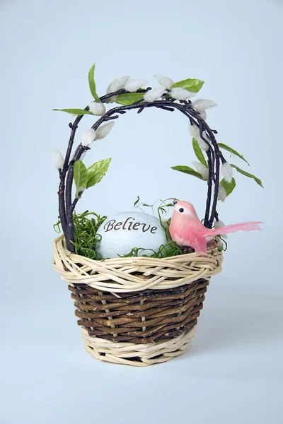 Inspiration Easter egg in basket — Stock Photo, Image