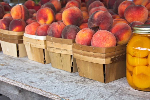 Персики в коробках и банках — стоковое фото