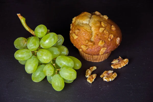 Muffin de noz com uvas verdes — Fotografia de Stock