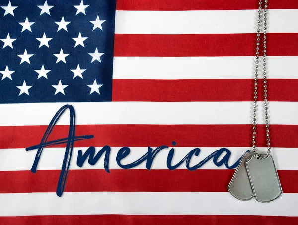 Америка ім'я та собака теги на прапорі — стокове фото