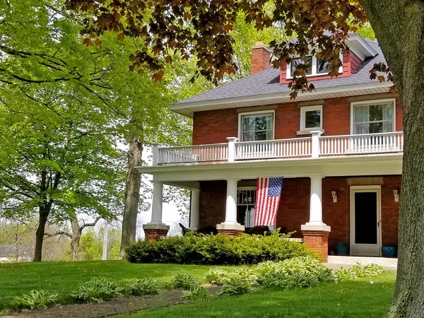 Casa de tijolo velho com bandeira americana — Fotografia de Stock