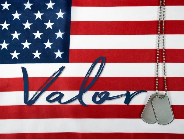 Valor palavra e dog tags na bandeira — Fotografia de Stock