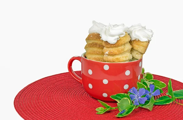 Pastelería de cuerno de crema en taza de lunares — Foto de Stock