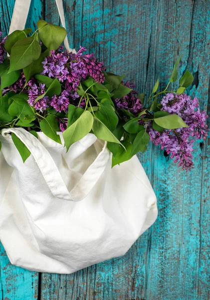 Ramo de lila en saco de muselina — Foto de Stock
