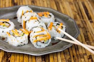 suşi ve chopsticks kalaylı plaka üzerinde