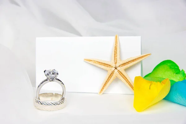 Обручальные кольца и морская звезда на тюле — стоковое фото
