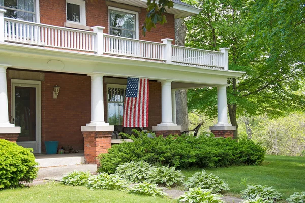 Bakstenen huis met Amerikaanse vlag — Stockfoto