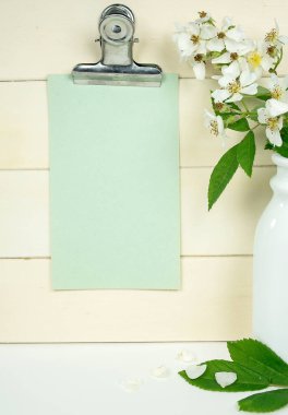 ahşap Pano boş kağıt ve kır çiçekleri ile