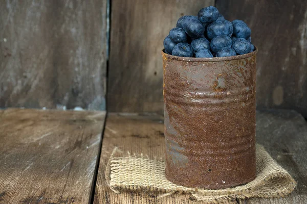 Blaubeeren in rostiger Blechdose — Stockfoto