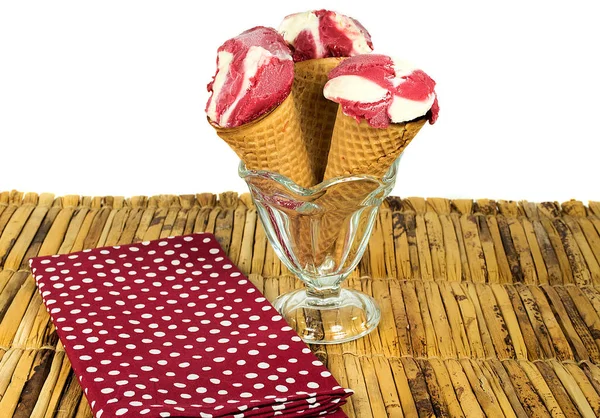 Coni di zucchero con crema pasticcera congelata — Foto Stock