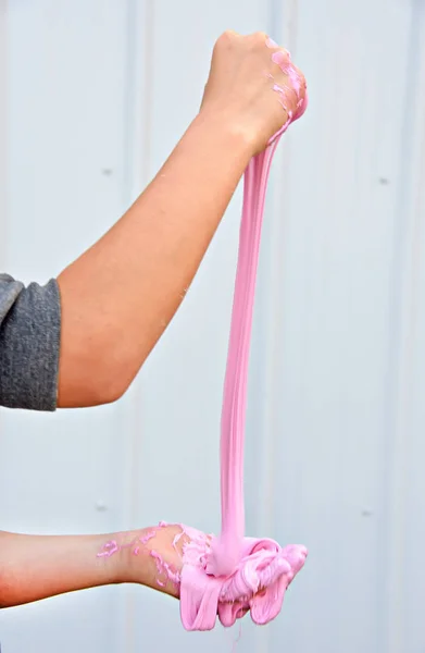 Menina brincando com lodo rosa — Fotografia de Stock