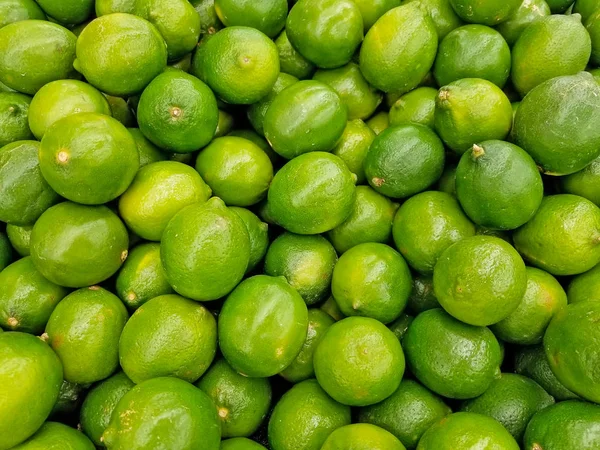 Limes vertes dans une pile — Photo