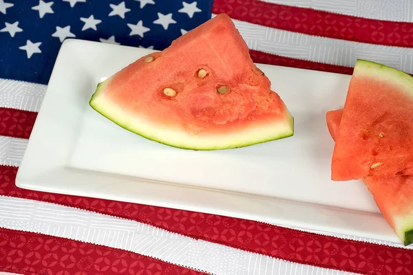 Watermeloen slices op Amerikaanse vlag — Stockfoto
