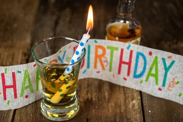 Vela de cumpleaños y whisky en vaso de chupito — Foto de Stock