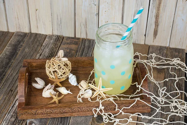 Limonade drinken in polka dot mason jar — Stockfoto